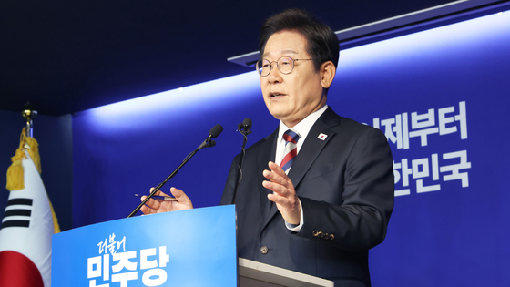제21대 대통령 선거가 열흘도 채 남지 않은 25일 오전 더불어민주당 이재명 후보는 공식 선거운동 돌입 이후 첫 기자간담회를 열었다. 기자회견 직후 충청권 유세장으로 향했다. 김성룡 기자