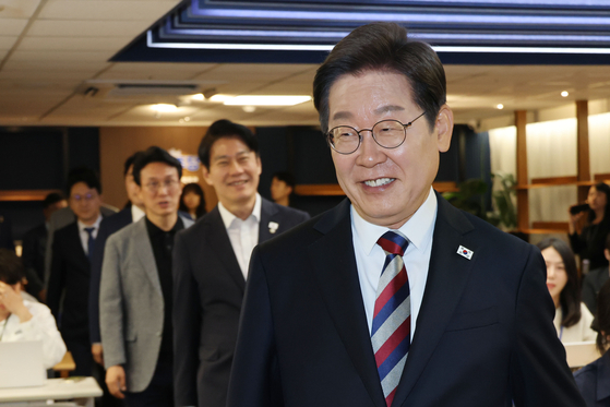 이재명 더불어민주당 대통령 후보가 25일 오전 서울 여의도 중앙당사에서 열린 기자간담회에 입장하고 있다.뉴스1