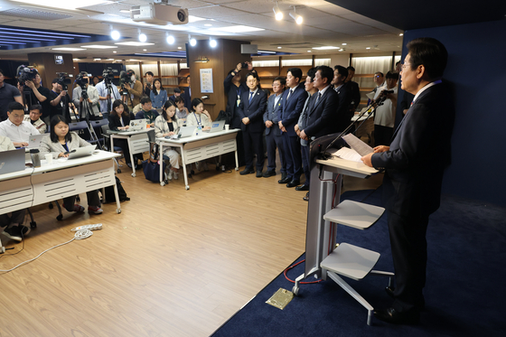 이재명 더불어민주당 대통령 후보가 25일 오전 서울 여의도 중앙당사에서 가진 기자간담회에서 모두 발언하고 있다. 뉴스1