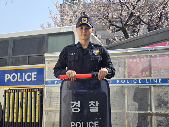경기남부경찰청 3기동대 소속 백종욱(왼쪽) 경위가 지난달 서울 종로 헌법재판소 앞에서 방패와 경광봉을 들고 서 있다. 사진 손성배 기자