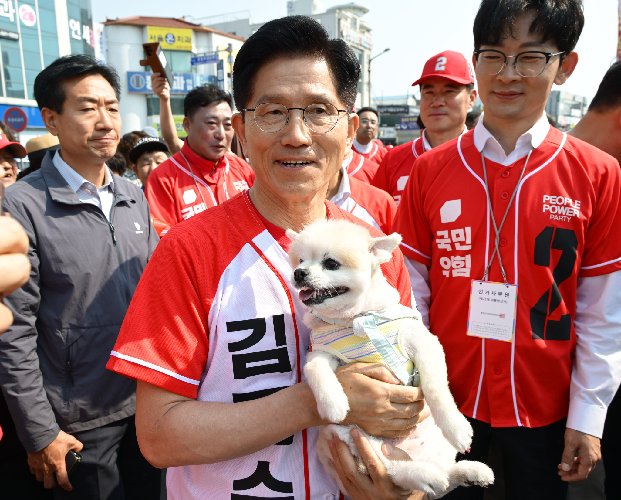 김문수 국민의힘 대선 후보가 25일 충남 홍성군 홍성읍 내포로에서 열린 유세에서 강아지를 안아보고 있다. 임현동 기자