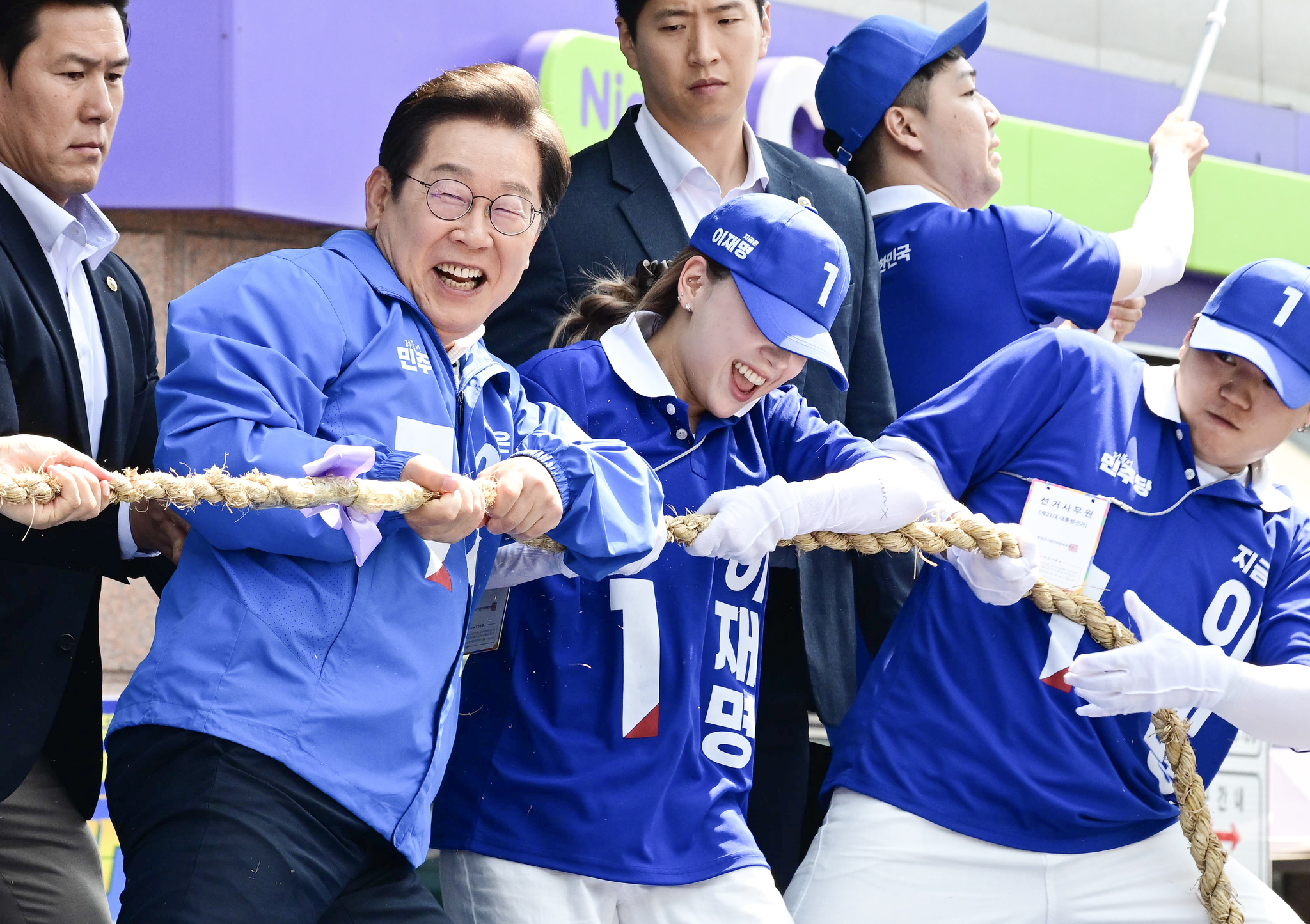 아시아투데이 (당진) 이병화 기자 = 이재명 더불어민주당 대통령 후보가 캐스팅보트인 충청권 공략에 나선 25일 충남 당진전통시장을 찾아 줄다리기 퍼포먼스를 하고 있다.