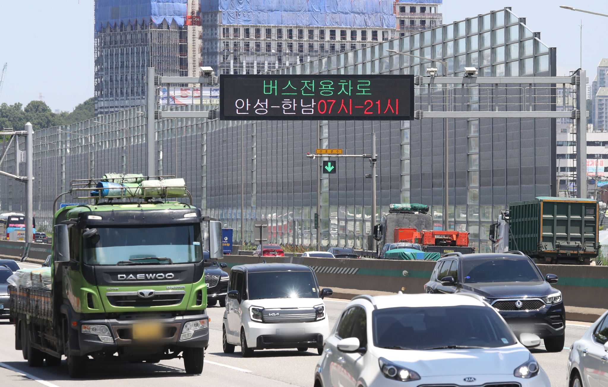 고속버스업계에서는 고속도로 버스전용차로의 확대도 요구하고 있다. 뉴스1