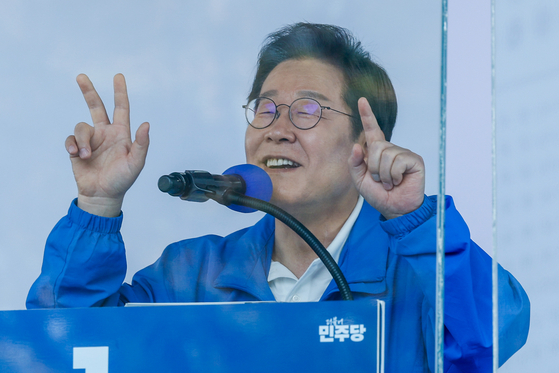 이재명 더불어민주당 대통령 후보가 캐스팅보트인 충청권 공략에 나선 25일 오후 충남 당진전통시장을 찾아 지지를 호소하고 있다. 뉴스1
