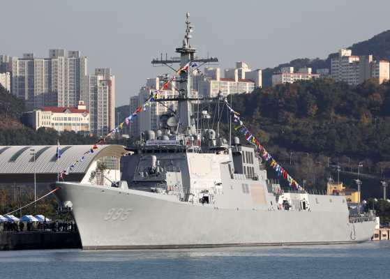 지난해 12월 2일 오전 부산 해군작전사령부 부산작전기지에서 취역한 해군의 이지스구축함 정조대왕함(DDG 995). 정조대왕함은 탄도미사일에 대한 탐지·추적·요격 능력을 보유한 '해상기반 기동형 3축 체계'의 핵심전력이다. 뉴스1