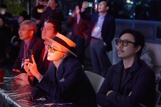 4월 9일, 송출 현장에 참석한 이진준 카이스트 문화기술대학원 교수(오)와 가수 지드래곤(가운데). 사진 KAIST 아트앤테크놀로지 센터
