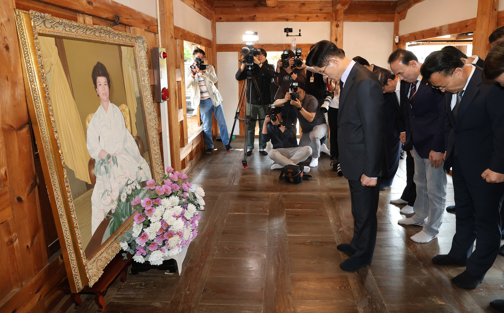 김문수 국민의힘 대선 후보가 25일 오전 충북 옥천군 육영수 여사 생가를 방문해 참배하고 있다. 임현동 기자