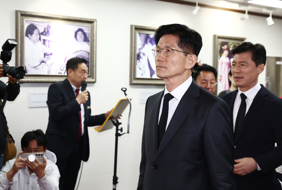 김문수 국민의힘 대통령 후보가 24일 경북 구미시 박정희 전 대통령 생가를 찾아 참배하고 있다. 뉴스1