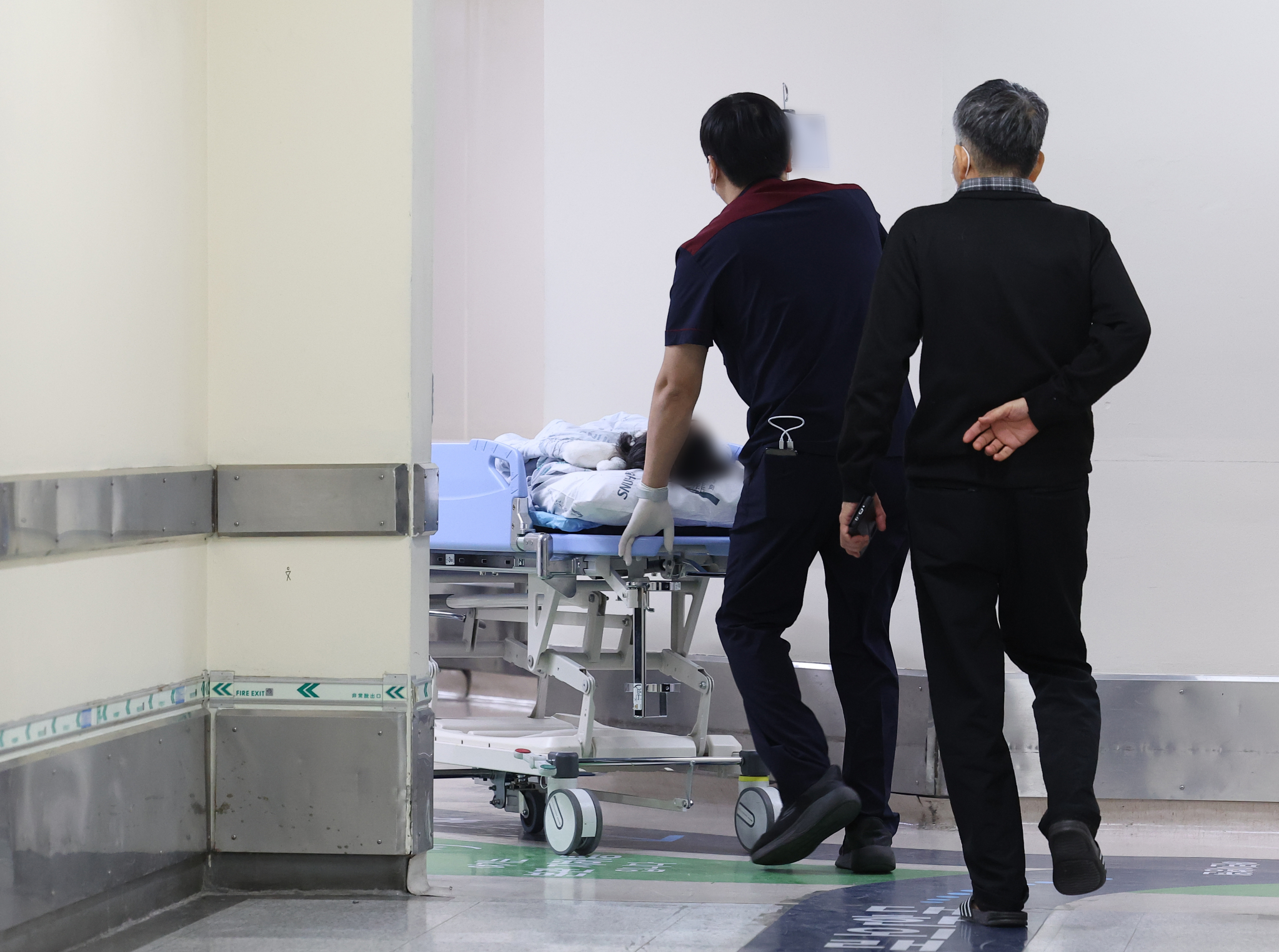 지난 2월 서울의 대형병원에서 한 환자가 병상에 누워 이동하고 있다. 연합뉴스