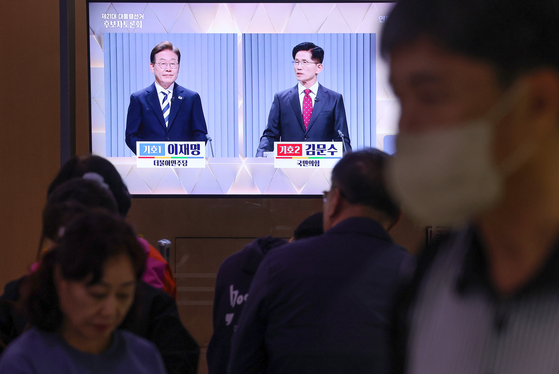 지난 24일 대선 2차 TV 토론회가 서울역에 생중계되고 있다. 더불어민주당과 국민의힘은 이날 토론에서 이재명 민주당 후보와 김문수 국민의힘 후보가 한 발언 일부가 거짓이라며 공직선거법 위반(허위사실 공표) 혐의로 고발할 것이라 예고했다. 연합뉴스