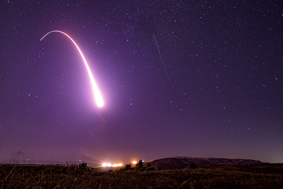 2019년 10월 2일(현지시간) 미국 공군의 미니트맨 3 대륙간탄도미사일(ICBM) 사격 훈련 장면. 미국은 동맹국에게 확장억제(핵우산)을 제공한다고 약속한다. 미 공군
