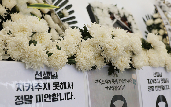 지난 24일 제주도교육청에 마련된 분향소. 학생 가족의 민원에 시달리다 숨진 제주 모 중학교 교사를 추모하는 사람들의 발길이 이어지고 있다. 연합뉴스