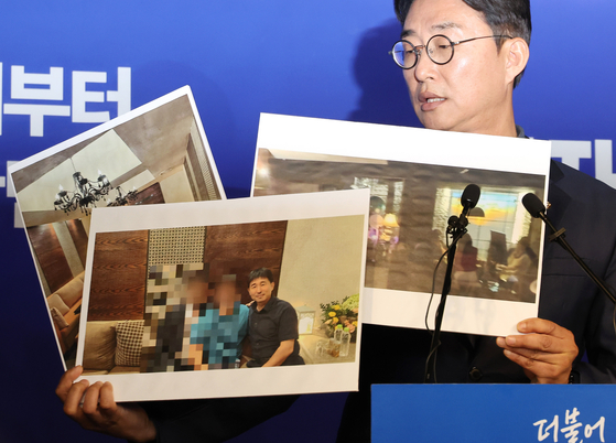 노종면 더불어민주당 선대위 대변인이 지난 19일 서울 여의도 당사에서 ″윤석열 전 대통령의 내란 혐의 사건 재판장인 지귀연 서울중앙지법 부장판사가 유흥업소에서 접대받았다″라는 의혹을 제기하며 관련 사진을 공개하고 있다. 연합뉴스