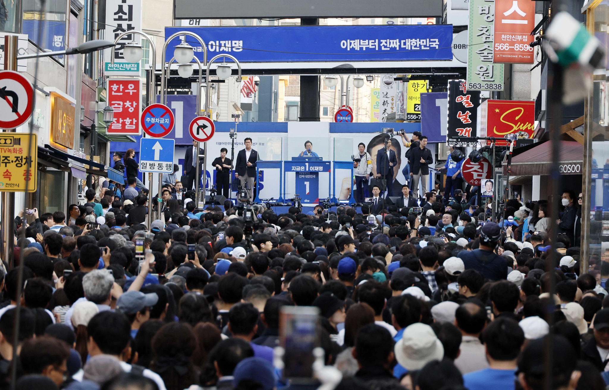 이재명 더불어민주당 대선후보가 25일 충남 천안시 신부문화거리에서 연설을 하고 있다. 김성룡 기자