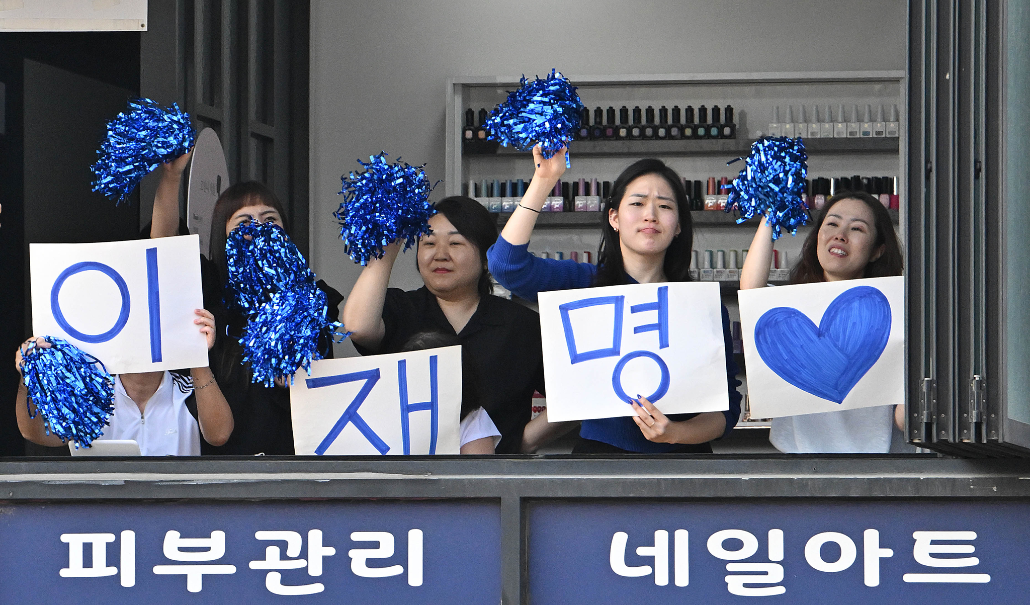 26일 오후 경기도 남양주시 평내호평역 앞에서 열린 이재명 더불어민주당 대선 후보 유세현장 인근에서 상인들이 이 후보를 지지하고 있다. 김성룡 기자