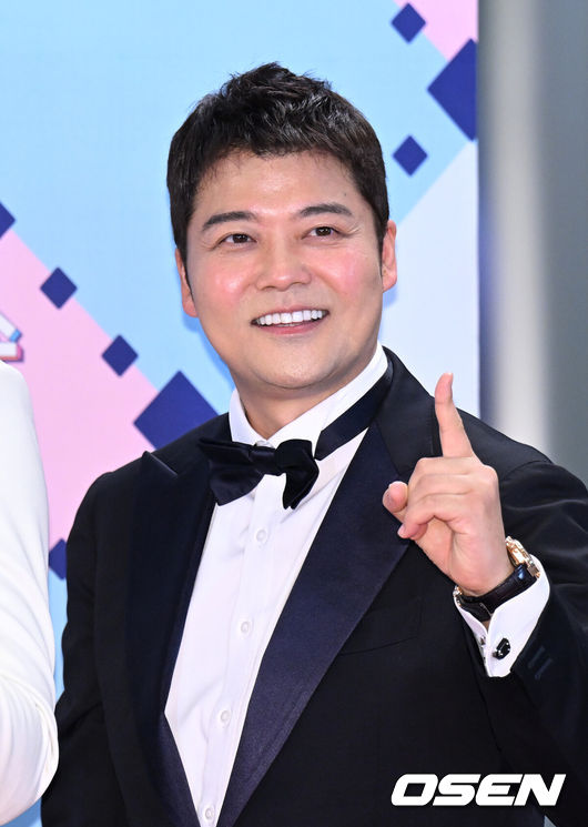 [OSEN=이대선 기자] 29일 오후 서울 상암 MBC 미디어센터에서 2022 MBC 방송연예대상 레드카펫 행사가 진행됐다.방송인 전현무가 레드카펫을 밟고 있다. 2022.12.29 /sunday@osen.co.kr