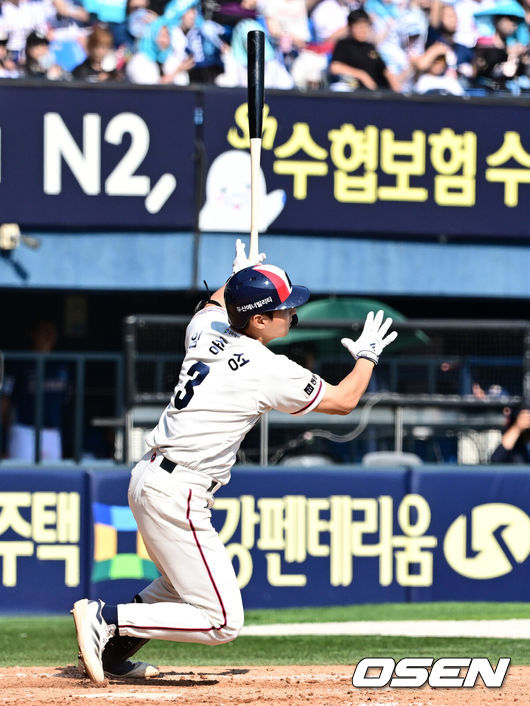 [OSEN=잠실, 지형준 기자] 25일 서울 잠실구장에서 2025 신한 SOL Bank KBO리그 두산 베어스와 NC 다이노스의 경기가 열렸다.이날 두산은 잭로그, 콜어빈, NC는 최성용을 선발로 내세웠다.5회말 1사 만루에서 두산 임종성이 역전 중견수 희생플라이를 날리고 있다. 2025.05.25 /jpnews@osen.co.kr