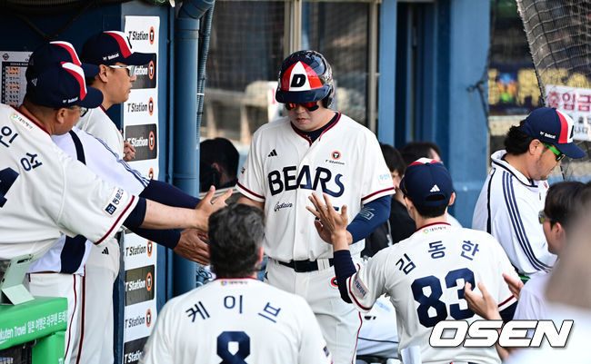 [OSEN=잠실, 지형준 기자] 25일 서울 잠실구장에서 2025 신한 SOL Bank KBO리그 두산 베어스와 NC 다이노스의 경기가 열렸다.이날 두산은 잭로그, 콜어빈, NC는 최성용을 선발로 내세웠다.5회말 1사 만루에서 두산 양의지가 김기연의 밀어내기 볼넷에 득점하며 이승엽 감독과 하이파이브를 하고 있다. 2025.05.25 /jpnews@osen.co.kr