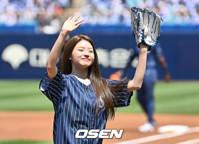 [OSEN=대구, 이석우 기자] 25일 대구삼성라이온즈파크에서 2025 신한 SOL 뱅크 KBO 리그 삼성 라이온즈와 KIA 타이거즈의 경기가 열렸다. 홈팀 삼성은 원태인이, 방문팀 KIA는 윤영철이 선발 출전했다. 걸그룹 키키 멤버 하음이 시구를 하고 있다.  2025.05.25 / foto0307@osen.co.kr