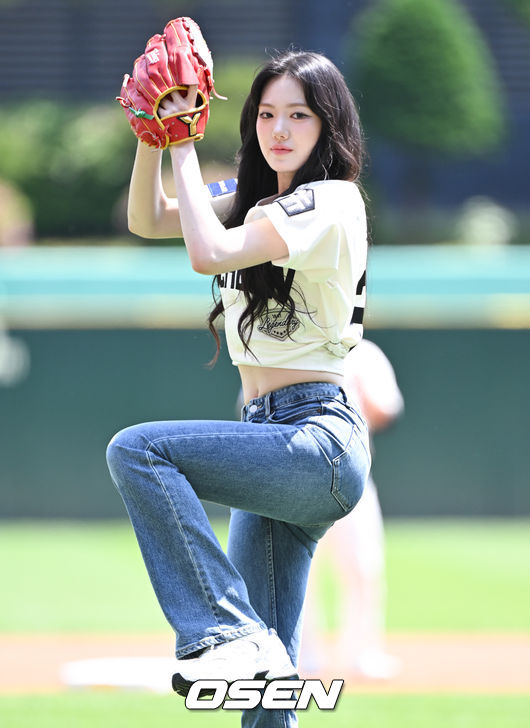 [OSEN=인천, 조은정 기자]25일 인천 SSG랜더스필드에서 2025 신한 SOL Bank KBO리그 SSG 랜더스와 LG 트윈스의 경기가 열렸다.SSG은 전영준을 LG는 송승기를 선발투수로 내세웠다.키키 수이가 시구를 하고 있다. 2025.05.25 /cej@osen.co.kr
