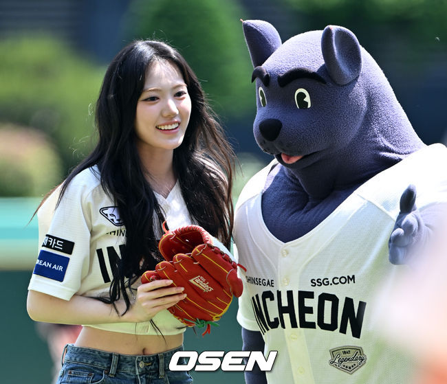 [OSEN=인천, 조은정 기자]25일 인천 SSG랜더스필드에서 2025 신한 SOL Bank KBO리그 SSG 랜더스와 LG 트윈스의 경기가 열렸다.SSG은 전영준을 LG는 송승기를 선발투수로 내세웠다.키키 수이가 시구를 마친 뒤 그라운드를 떠나고 있다. 2025.05.25 /cej@osen.co.kr