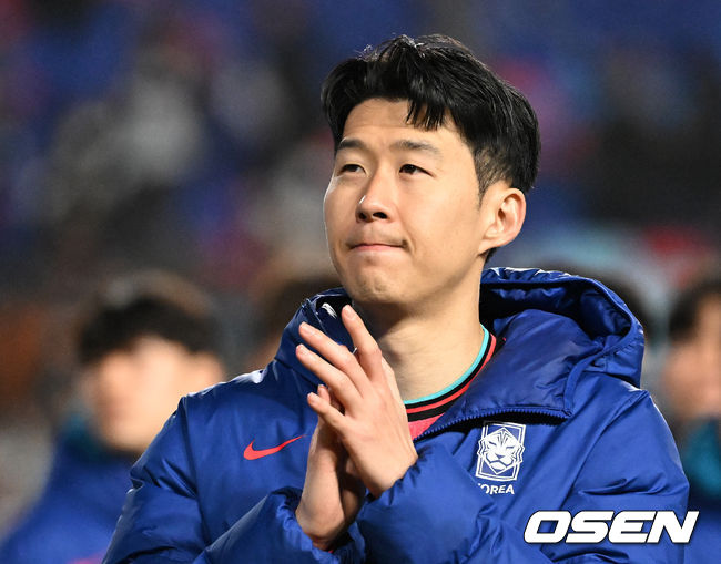[OSEN=수원, 이대선 기자] 홍명보호가 이번에도 승리하지 못했다. 요르단과 아쉬운 무승부를 거두면서 3경기 연속 승점 1점을 추가하는 데만족해야 했다.홍명보 감독이이끄는 대한민국 축구대표팀은 25일 오후 8시 수원월드컵경기장에서 열린 2026 국제축구연맹(FIFA) 북중미 월드컵 아시아지역 3차 예선 B조 8차전에서 요르단과 1-1로 비겼다.경기 종료 후 한국 손흥민이 관중석을 향해 인사를 하고 있다. 2025.03.25 /sunday@osen.co.kr