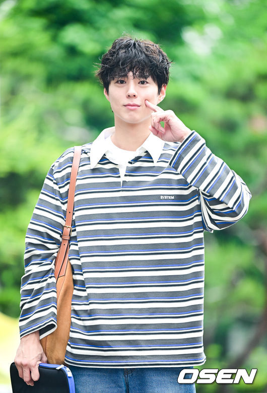 [OSEN=최규한 기자] 20일 오전 서울 여의도 KBS 신관에서 KBS 2TV '더 시즌즈 - 박보검의 칸타빌레' 녹화가 진행됐다.넷플릭스 시리즈 ‘폭싹 속았수다’로 전 세계 시청자들을 사로잡은 박보검은 KBS2 심야 음악 프로그램 ‘더 시즌즈-박보검의 칸타빌레’ MC로도 활약하며 다방면에서 활발한 활동을 이어가고 있다.배우 박보검이 방송국으로 이동히며 인사를 하고 있다. 2025.05.20 / dreamer@osen.co.kr