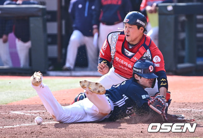 [OSEN=부산, 이석우 기자] 6일 부산 사직야구장에서 2025 신한 SOL 뱅크 KBO 리그 롯데 자이언츠와 두산 베어스의 경기가 열렸다. 홈팀 롯데는 데이비슨이, 방문팀 두산은 김유성이 선발로 출전했다.두산 베어스 이유찬이 4회초 1사 2,3루 양석환의 중견수 희생 플라이때 홈에서 롯데 자이언츠 유강남과 충돌하며 세이프되고 있다. 2025.04.06 / foto0307@osen.co.kr