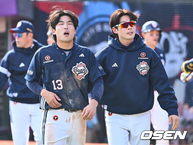 [OSEN=부산, 이석우 기자] 6일 부산 사직야구장에서 2025 신한 SOL 뱅크 KBO 리그 롯데 자이언츠와 두산 베어스의 경기가 열렸다. 홈팀 롯데는 데이비슨이, 방문팀 두산은 김유성이 선발로 출전했다.두산 베어스 이유찬이 4회초 1사 2,3루 양석환의 중견수 희생 플라이때 홈에서 롯데 자이언츠 유강남과 충돌한 후 괴로워하고 있다. 2025.04.06 / foto0307@osen.co.kr
