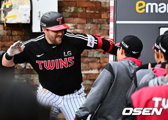 [OSEN=인천, 지형준 기자] 24일 인천 SSG랜더스필드에서 2025 신한 SOL Bank KBO리그 SSG 랜더스와 LG 트윈스의 경기가 열렸다.SSG는 김건우, LG는 치리노스가 선발로 나섰다.5회초 무사 1루에서 LG 오스틴이 역전 좌월 투런포를 날리고 염경엽 감독과 하이파이브를 하고 있다. 025.05.24 /jpnews@osen.co.kr
