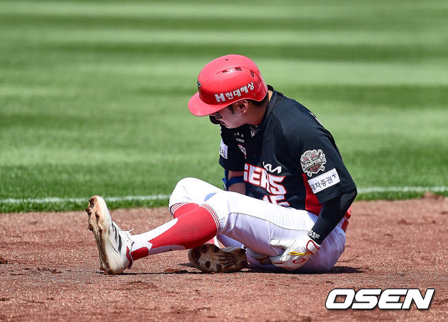 [OSEN=대구, 이석우 기자] 25일 대구삼성라이온즈파크에서 2025 신한 SOL 뱅크 KBO 리그 삼성 라이온즈와 KIA 타이거즈의 경기가 열렸다.홈팀 삼성은 원태인이, 방문팀 KIA는 윤영철이 선발 출전했다.KIA 타이거즈 박정우가 3회초 진루 도중 부상을 당해 고통스러워하고 있다. 2025.05.25 / foto0307@osen.co.kr