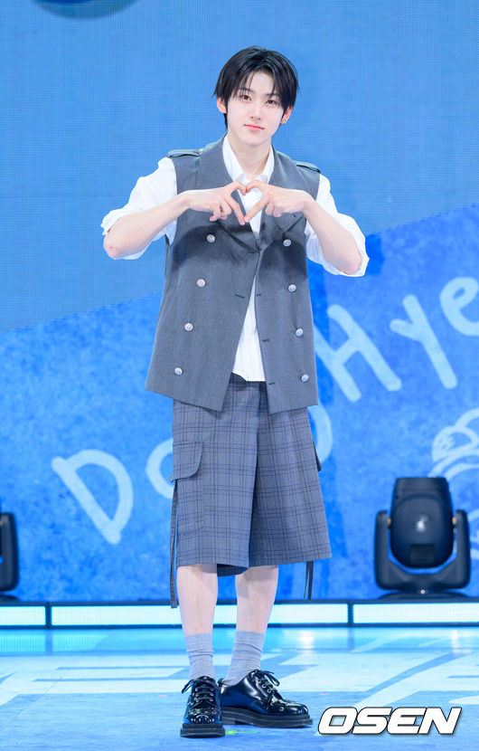 [OSEN=이대선 기자] 26일 오후 서울 광진구 예스24 라이브홀에서 JYP엔터테인먼트 차세대 보이그룹 킥플립(KickFlip) 미니 2집 'Kick Out, Flip Now!'(킥 아웃, 플립 나우!) 쇼케이스가 열렸다.킥플립은 1월 20일 데뷔 앨범 'Flip it, Kick it!'(플립 잇, 킥 잇!) 및 타이틀곡 'Mama Said (뭐가 되려고?)'(마마 세드) 이후 4개월 만에 초고속 컴백을 맞이한다. 신곡 'FREEZE'는 90년대 감성의 기타 리프 위 글리치합, 하이퍼팝 신스를 현대적으로 결합한 하이브리드 팝 펑크 기반의 댄스곡이다. 우리만의 비밀 아지트를 향해 질주하는 킥플립의 유쾌한 반항을 그렸다.그룹 킥플립 계훈이 포토타임을 가지고 있다. 2025.05.26 /sunday@osen.co.kr