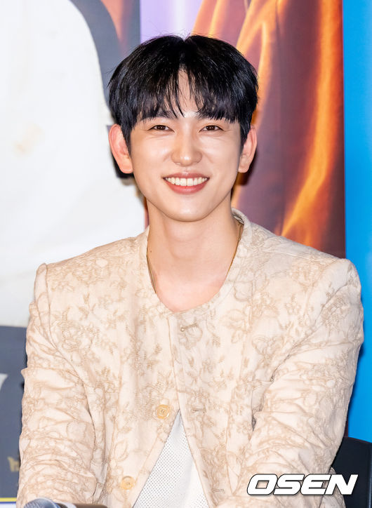 [OSEN=박준형 기자] 26일 오후 서울 용산아이파크몰 내 CGV 용산에서 영화 '하이파이브'(감독 강형철) 언론시사회가 진행됐다.배우 이재인과 안재홍, 라미란 등이 출연하는 영화 '하이파이브'는 장기이식으로 우연히 각기 다른 초능력을 얻게 된 다섯 명이 그들의 능력을 탐하는 자들과 만나 벌어지는 이야기를 그린 코믹 액션 활극으로 오는 30일 개봉된다.배우 박진영이 미소 짓고 있다.   2025.05.26 / soul1014@osen.co.kr