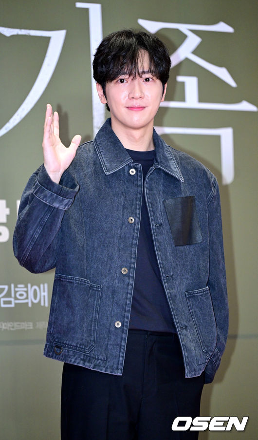 [OSEN=최규한 기자] 7일 오후 서울 삼성동 메가박스 코엑스에서 영화 ‘보통의 가족’ (감독 허진호) VIP 시사회가 열렸다.영화 ‘보통의 가족'은 각자의 신념을 가지고 살아가던 네 사람이 아이들의 범죄 현장이 담긴 CCTV를 보게 되면서 모든 것이 무너져가는 모습을 담은 이야기다.배우 이상엽이 VIP 시사회에 참석해 포토타임을 하고 있다. 2024.10.07 / dreamer@osen.co.kr