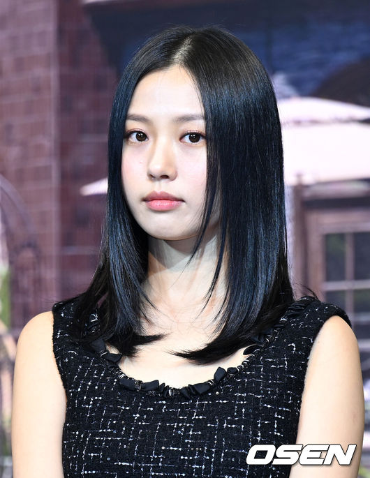 [OSEN=이대선 기자] 21일 오전 서울 강남구 조선 팰리스 서울 강남에서 넷플릭스 오리지널 시리즈 '아무도 없는 숲속에서' 제작발표회가 열렸다.‘아무도 없는 숲속에서’는 한여름 찾아온 수상한 손님으로 인해, 평온한 일상이 무너지고 걷잡을 수 없는 사건에 휘말리게 되는 사람들의 이야기를 그린 서스펜스 스릴러다.배우 고민시가 취재진 질문을 듣고 있다. 2024.08.21 /sunday@osen.co.kr