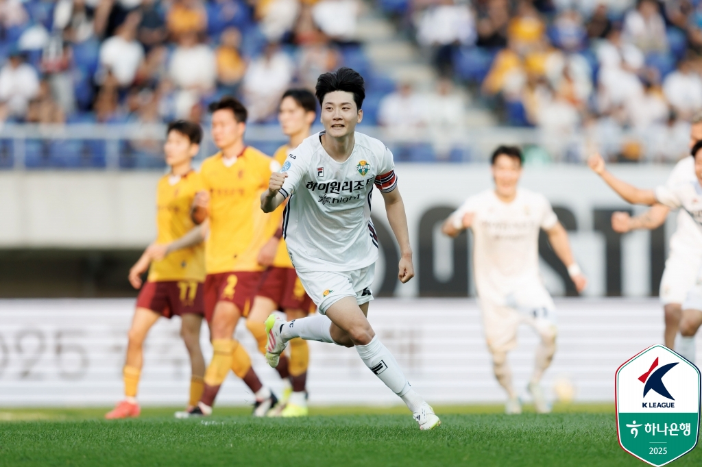강원 김동현이 광주전 종료 직전 페널티킥 골을 넣고 기뻐하고 있다. [사진 프로축구연맹]