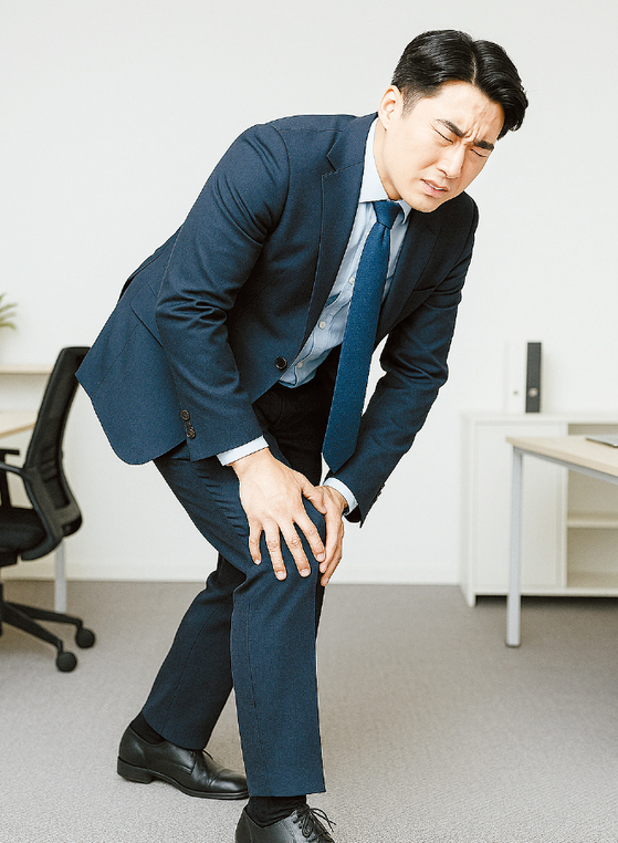 무릎 바로 위 대퇴사두근이 약하면 관절이 불안 정해져 통증이 심해진다. [이미지 생성 챗GPT]