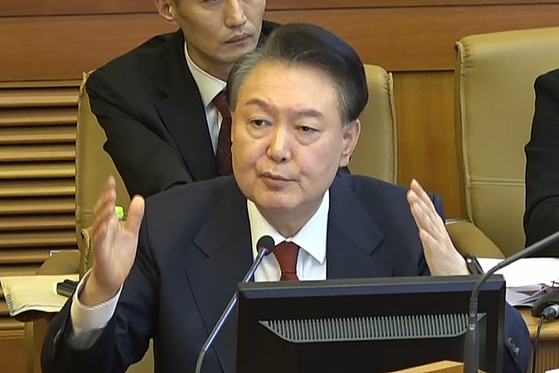 윤석열 전 대통령이 2월 20일 서울 종로구 헌법재판소 대심판정에서 열린 탄핵심판 10차 변론에서 발언하고 있다. 헌법재판소 제공