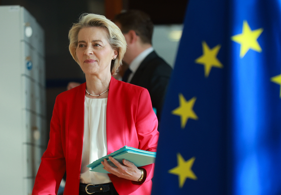 우르술라 폰데어라이엔 유럽연합(EU) 집행위원장이 지난 21일 벨기에 브뤼셀에서 열린 EU 집행위 회의에 참석하기 위해 들어서고 있다. EPA=연합뉴스
