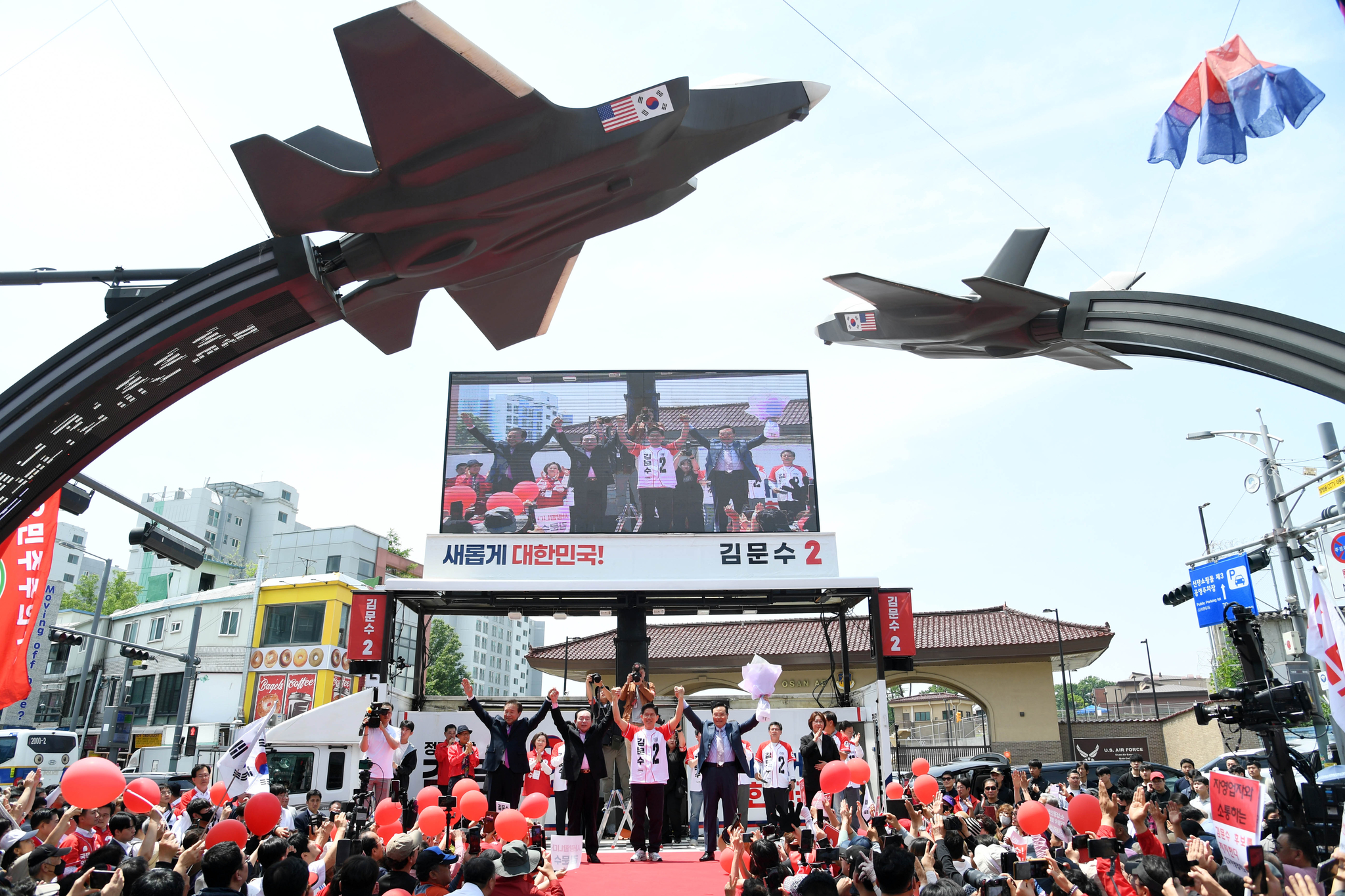 김문수 국민의힘 대선 후보가 26일 오후 경기 평택 미군기지 앞에서 손학규, 이인제, 임창원 전 경기도지사들과 두 팔을 들고 지지자들에게 인사하고 있다. 임현동 기자