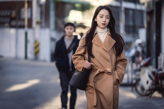 영화 '그녀가 죽었다'는 훔쳐보기가 취미인 공인중개사 정태(변요한)가 관찰 대상인 인플루언서 소라(신혜선)의 죽음을 목격하고 살인자의 누명을 벗기 위해 소라의 주변을 뒤지며 펼쳐지는 미스터리 추적 스릴러다. 사진 콘텐츠지오
