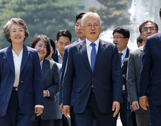 문재인 전 대통령과 김정숙 여사 등이 지난달 25일 서울 여의도 국회 도서관에서 열린 4.27 남북 판문점선언 7주년 기념식에 참석하기 위해 본청에서 이동하고 있다. 뉴스1