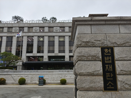 한모씨 등 경정 계급 경찰관 3명이 "경정 계급정년을 14년으로 정한 경찰공무원법 조항이 평등권을 침해한다"며 지난 3월 헌법소원심판을 청구한 것으로 25일 파악됐다. 김정연 기자
