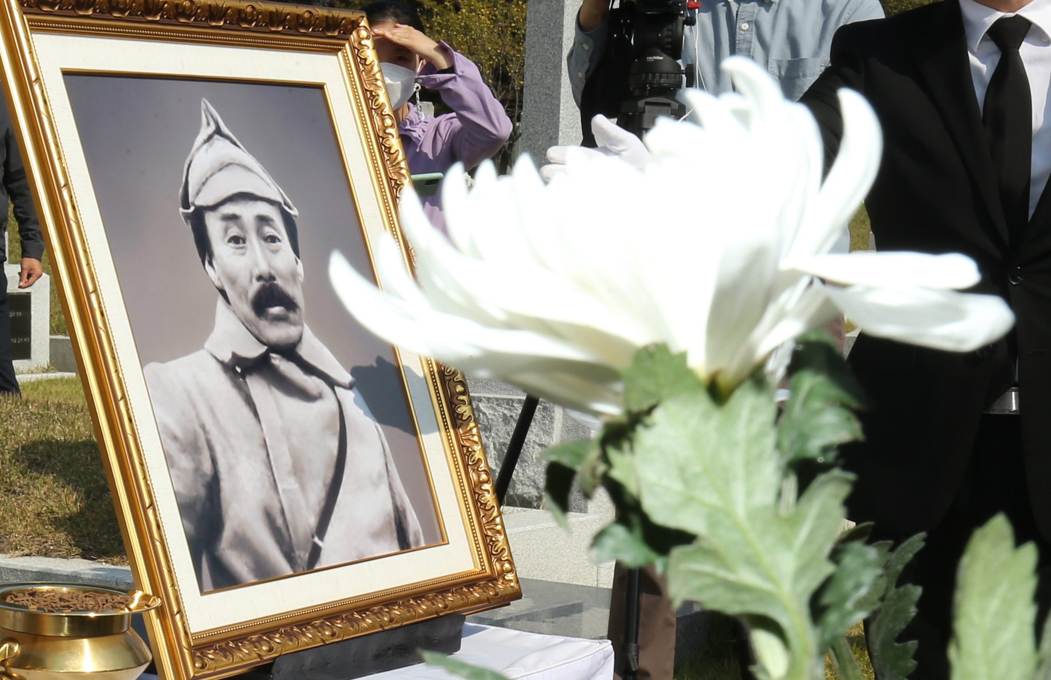 지난 2023년 10월 25일 오전 대전 유성구 국립대전현충원에서 열린 홍범도 장군 순국 제80주기 추모식에서 참석자들이 헌화하고 있다. 뉴스1