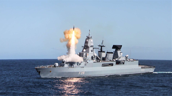 Mk.41 VLS에서 대공미사일 발사하고 있는 독일 해군 호위함 작센함. 독일 해군