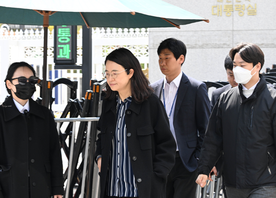 지난달 16일 경찰 비상계엄 특별수사단이 대통령실과 공관촌에 대한 압수수색에 나선 가운데 수사관들이 대통령실을 나서고 있다. 경찰은 이날 오전 윤석열 전 대통령과 김성훈 대통령경호처 차장의 특수공무집행방해 등 혐의와 관련한 비화폰(보안폰) 서버, 경호처 사무실, 경호처장 공관 등에 대한 압수수색에 착수했다. 대통령실사진기자단