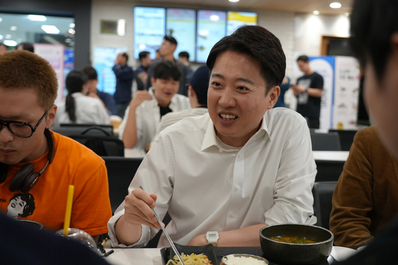 이준석 개혁신당 대선 후보가 지난 12일 연세대 학생식당에서 학생들과 식사하며 이야기를 나누고 있다. 사진 개혁신당