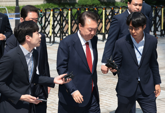 윤석열 전 대통령이 26일 서울 서초구 서울중앙지방법원에서 열린 내란 우두머리 혐의ㆍ직권남용 권리행사 방해 혐의 사건 5차 공판에 출석하고 있다. 뉴스1