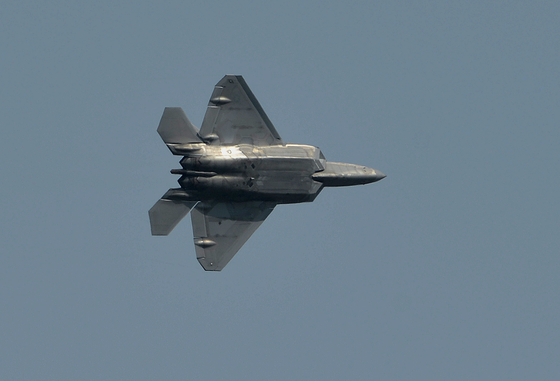 세계 최강의 미국 전략 자산 중 최고로 손꼽히는 F-22랩터 스텔스 전투기가 2024년 5월 15일 한반도 전개 모습이 중앙일보 카메라에 포착됐다. 최근 비밀리 한반도에 안착한 F-22랩터가 이날 전북 군산 미 공군기지 주변 서해 상공에서 힘차게 기동하며 작전을 수행하고 있다.김성태/2024.05.15.