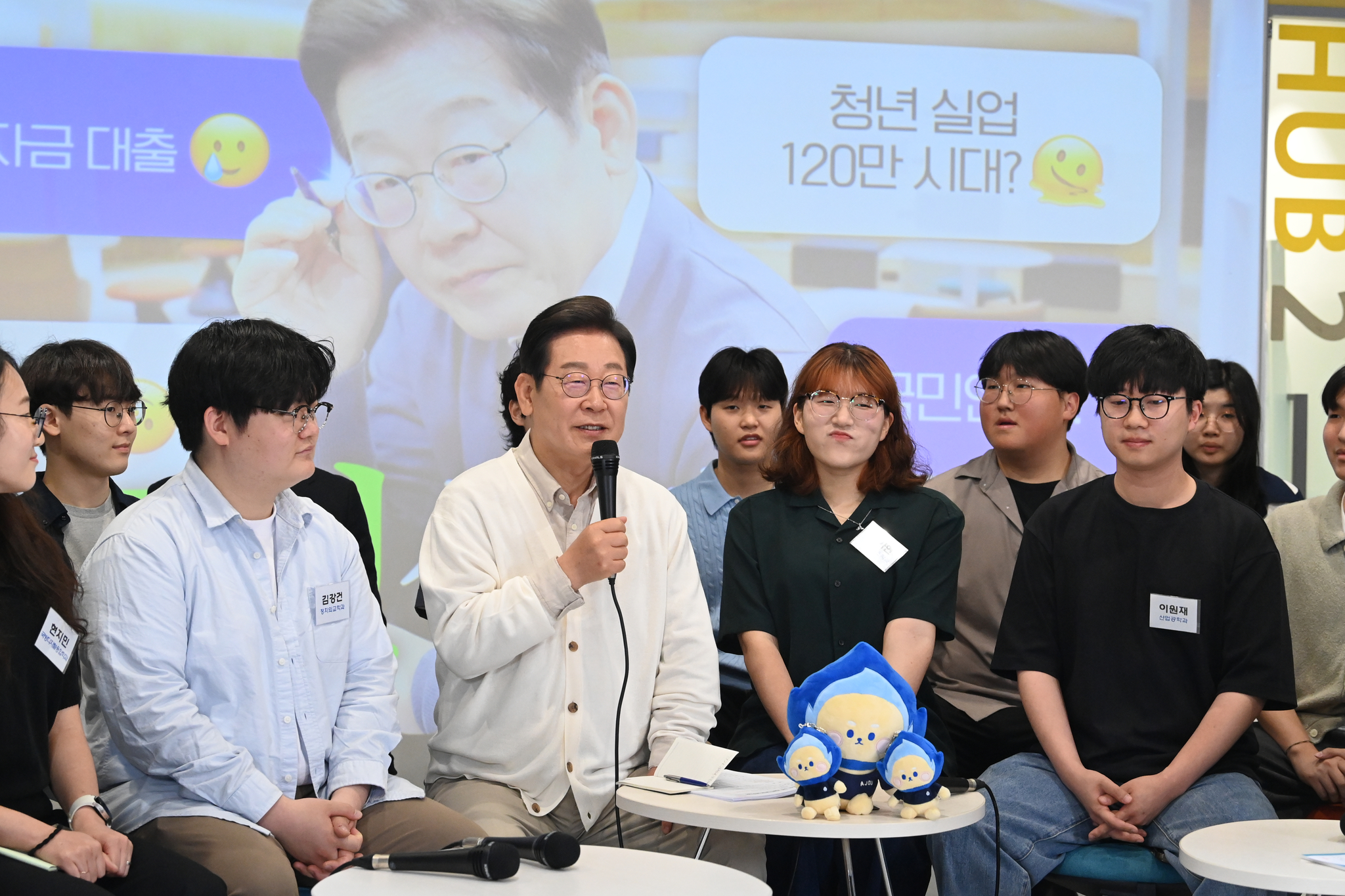 이재명(가운데) 더불어민주당 대선후보가 26일 오전 경기 수원시 영통구 월드컵로 아주대학교에서 열린 ‘아주대와 함께하는 대학생 간담회’에서 발언하고 있다. 김성룡 기자